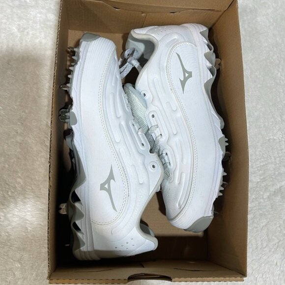 Mizuno Women's 9-Spike Swift 8 Metal Fastpitch Softball Cleats - Picture 2 of 8
